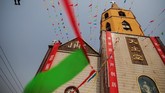 Hal itu berlaku terutama untuk warga desa Youtong, di mana separuh dari 5.000 penduduknya penganut Katolik. (REUTERS/Damir Sagolj)