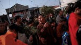 Para penduduk turun ke jalan untuk menghadiri misa sore di gereja resmi yang berhias salib besar. (REUTERS/Damir Sagolj)