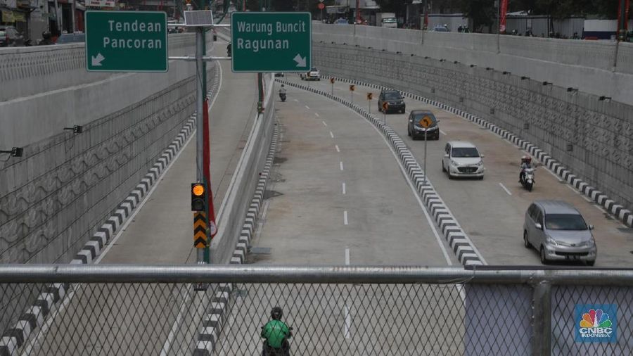 Kepadatan arus lalu lintas dari arah Jalan Warung Jati Barat menuju Jalan HR Rasuna Said kini mulai terurai.