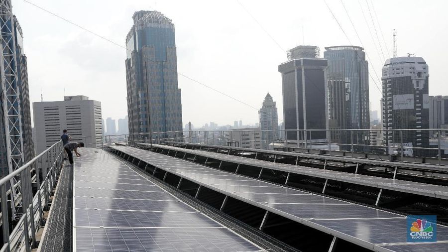 Pemerintah menargetkan pembangkit listrik tenaga surya (PLTS) atap yang terpasang hingga satu juta unit.