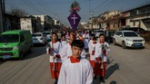 Memilih gereja bisa sangat sulit di bawah pemerintahan Partai Komunis yang secara resmi menganut ateisme. (REUTERS/Damir Sagolj)