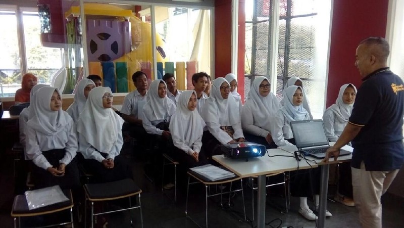 Diharapkan program ini dapat membantu pemerintah dalam menyediakan lapangan pekerjaan sekaligus meningkatkan kualitas SDM Indonesia.