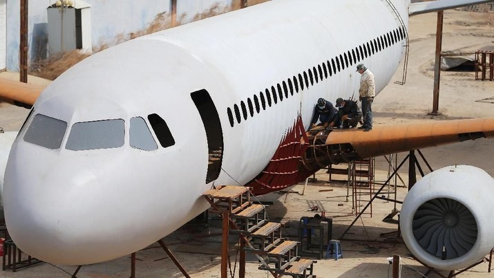 Zhu Yue dan teman-temannya bekerja untuk membangun replika skala penuh pesawat Airbus A320, di Kaiyuan, provinsi Liaoning, Cina 3 April 2018. Gambar diambil 3 April 2018. REUTERS / Sheng Li