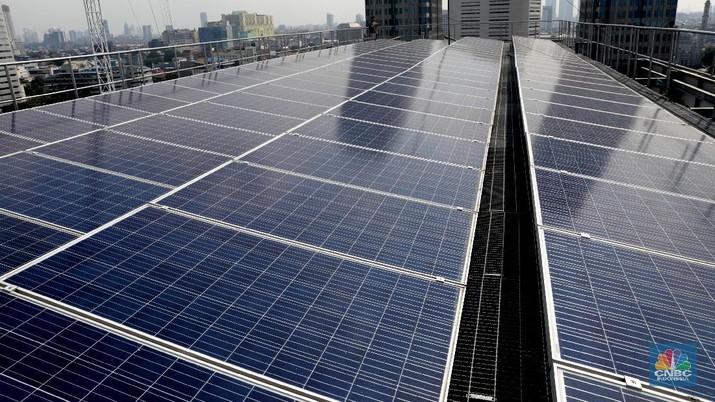 Suasana Solar Panel (PLTS) di Gedung ESDM, Jakarta, Rabu (11/4). Solar panel merupakan terobasan baru bagi pengembang untuk solusi hemat listrik di masa kini. Banyak sejumlah pengembang mulai menerapkan pemanfaatan teknologi panel surya di setiap perumahan, sekolah, maupun perkantoran. Dengan adanya PLTS ini pemakaian listrik dapat hemat hingga 60 persen. ( CNBC Indonesia/Muhammad Sabki)