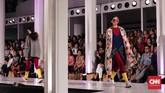 Warna-warna terang itu dipadu dengan beberapa warna gelap sehingga memberikan kesan yang seimbang. Koleksi Mel Ahyar kali ini didominasi luaran longgar, celana ketat, gaun, dan bahan denim. (CNN Indonesia/ Hesti Rika)