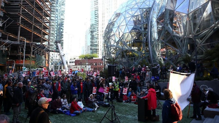 Trump sudah berencana merombak pajak untuk pembelian di Amazon.