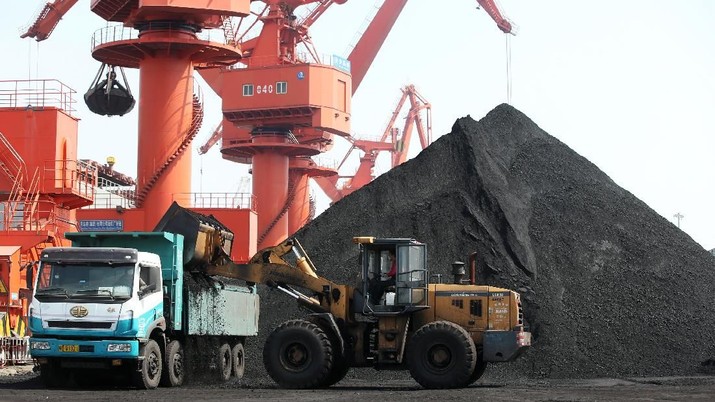 batu bara A worker operates a loader to transport coal at a port in Qingdao, Shandong province, China April 9, 2018. REUTERS/Stringer