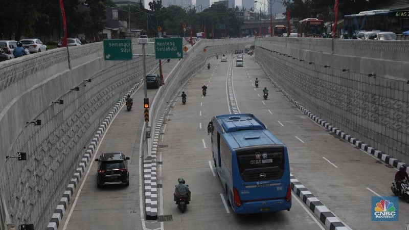 Kepadatan arus lalu lintas dari arah Jalan Warung Jati Barat menuju Jalan HR Rasuna Said kini mulai terurai.