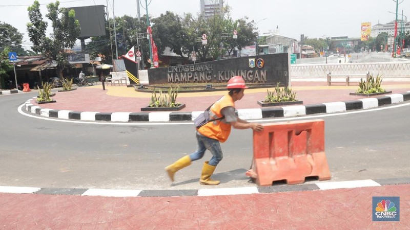 Kepadatan arus lalu lintas dari arah Jalan Warung Jati Barat menuju Jalan HR Rasuna Said kini mulai terurai.