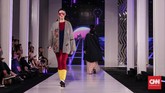Tiga desainer Indonesia, yakni Mel Ahyar, Priyo Oktaviano dan Tri Handoko menggebrak dengan koleksi terbaru sebagai pembuka pekan mode Fashion Nation XII, di Senayan City, Jakarta pada Rabu (11/4). Mel Ahyar terinspirasi dari era 80-an dan 90-an, serta mengedepankan vignette dalam peragaan kali ini. (CNN Indonesia/ Hesti Rika)