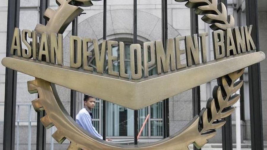 A worker walks past inside the Asian Development Bank (ADB) headquarters in Manila June 17, 2009. REUTERS/Cheryl Ravelo/Files