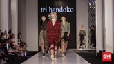 Pada sesi busana terakhir, Tri Handoko menampilkan tampilan koleksi yang berangkat dari emosi yang dialaminya. Koleksi Tri kali ini mengangkat tema 'A State with No Motion'. (Cnn Indonesia/ Hesti Rika)