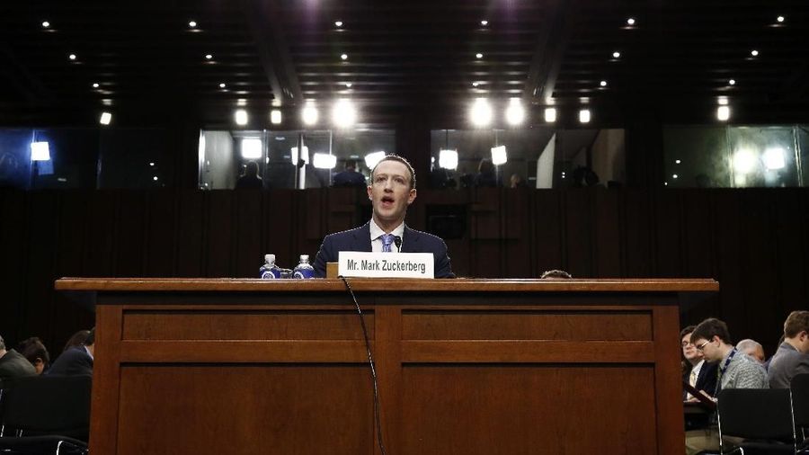 Anggota Senat dari Partai Republik menyarankan Mark Zuckerberg menulis ulang kesepakatan pengguna (user agremeent) Facebook.