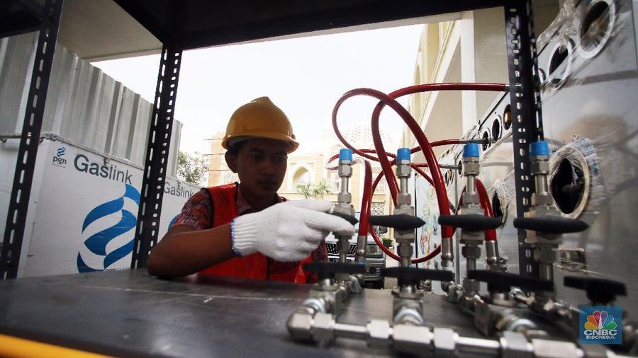 Petugas memasang instalasi Pipa Gaslink PGN di Jakarta. Gaslink merupakan inovasi PGN untuk memperluas pemanfaatan gas bumi ke masyarakat, salah satunya melalui pendistribusian gas bumi tanpa melalui pipa gas. (CNBC Indonesia/Muhammad Sabki)