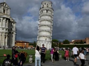 Pernahkah Menara Pisa Italia Berdiri Tegak? Begini Faktanya