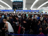 Antrean Pengecekan Paspor di Bandara Heathrow Capai 2,5 Jam!