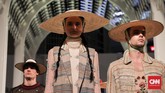 Detail halus khas Eropa terlihat dalam busana rancangan Priyo yang mayoritas berwarna krem, abu-abu dan hitam. Ia banyak menggunakan bahan linen, tulle dan organza. (CNN Indonesia/ Hesti Rika)