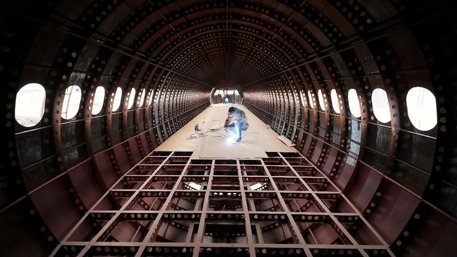 205/5000
Zhu Yue mengelas di dalam replika skala penuh pesawat Airbus A320 yang ia dan teman-temannya sedang membangun, di Kaiyuan, provinsi Liaoning, Cina 3 April 2018. Gambar diambil 3 April 2018. REUTERS / Sheng Li