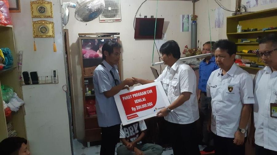 Melihat kegiatan pembersihan lingkungan di daerah lokasi terdampak ceceran minyak.