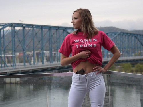 Jadi Viral karena Pose Pamer Pistol di Perut, Wanita Ini Dikecam Netizen Jadi Viral karena Pose Pamer Pistol di Perut, Wanita Ini Dikecam Netizen