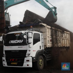 FOTO: Melihat Bongkar Muat Batu Bara di Pelabuhan Cilincing