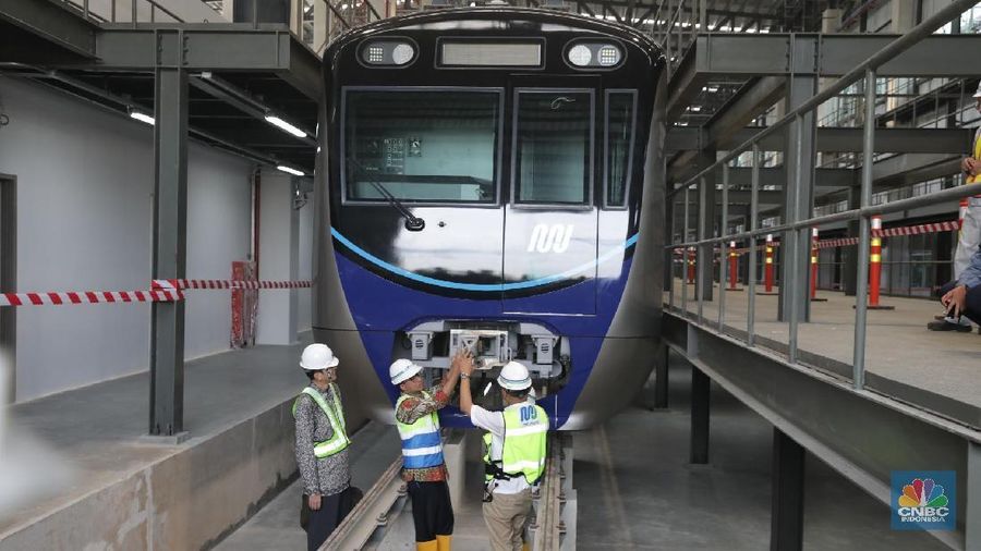 Sebanyak 12 gerbong kereta Mass Rapid Transit (MRT) rangkaian pertama, tiba di Depo Lebak Bulus.