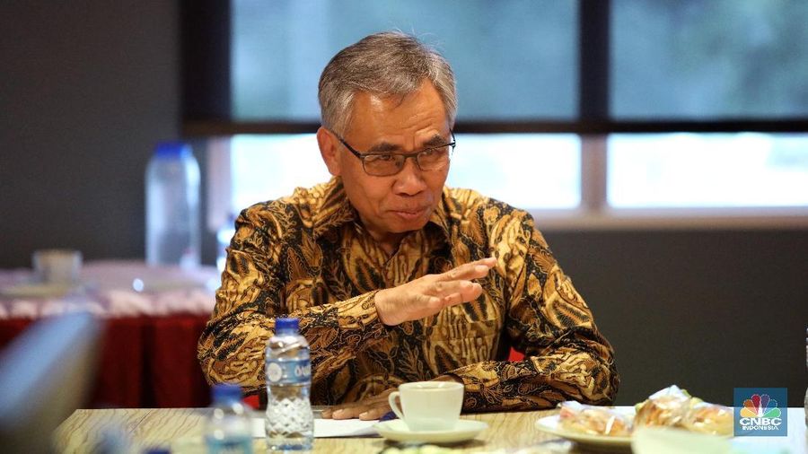 Untuk mengembangkan fintech pihaknya tidak hanya mendorong pemanfaatan di industri keuangan konvensional, tetap keuangan syariah.