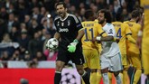 Michael Oliver mengusir Gianlugi Buffon karena melancarkan protes keras. Ini merupakan kartu merah pertama bagi Buffon di Liga Champions. (REUTERS/Susana Vera)