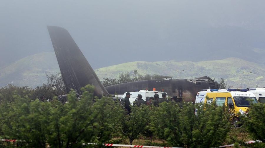 Ilyushin Il-76 juga dikenal sebagai pesawat kargo untuk mengangkut alat berat.