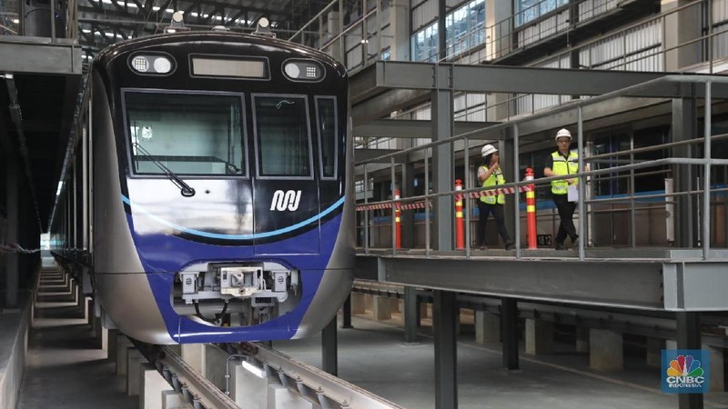 Seluruh pengerjaan MRT akan selesai tahun depan dan mulai beroperasi secara ko­mersil pada 31 Maret 2019.