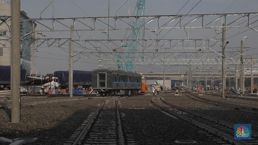 Petugas MRT memantau kereta MRT di Depo MRT Lebak Bulus, Jakarta, Kamis (12/4). Sebanyak empat unit kereta mass rapid transit (MRT) diangkut menggunakan truk dari kapal pengangkutnya di Tanjung Priok. Tiba pada pukul 23.51 malam tadi gerbong-gerbong tersebut diangkut beriringan menuju Depo Lebak Bulus. (CNBC Indonesia/Muhammad Sabki)