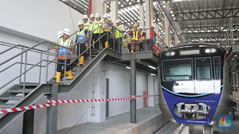 Sebanyak 12 gerbong kereta Mass Rapid Transit (MRT) rangkaian pertama, tiba di Depo Lebak Bulus.