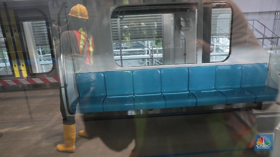 Sebanyak 12 gerbong kereta Mass Rapid Transit (MRT) rangkaian pertama, tiba di Depo Lebak Bulus.