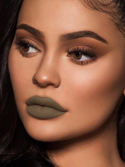 Lipstik Hijau Kylie Jenner Disamakan dengan Kotoran Bayi Hingga Shrek Lipstik Hijau Kylie Jenner Disamakan dengan Kotoran Bayi Hingga Shrek