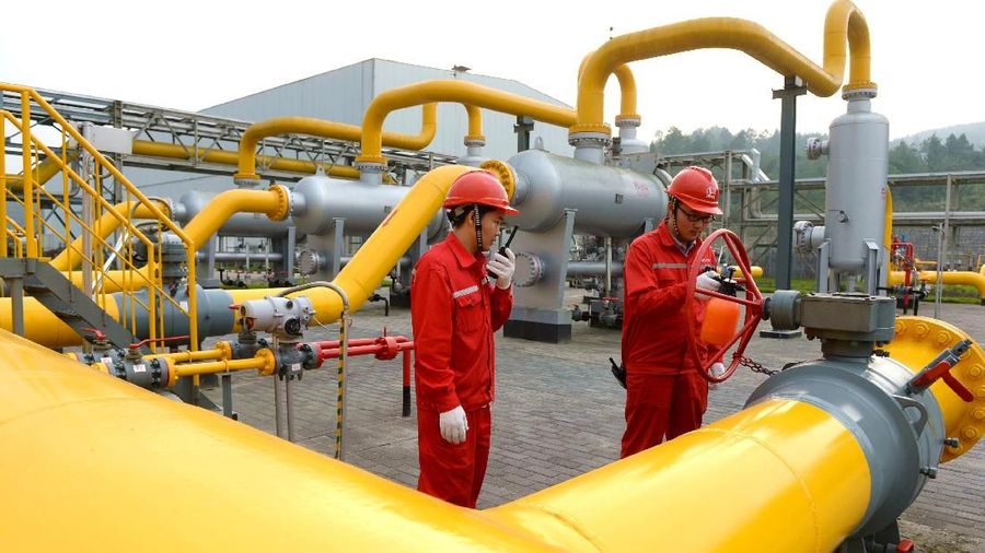 Workers inspect equipment at a shale gas field of Sinopec in Fuling, Chongqing, China November 2, 2017. Picture taken November 2, 2017. REUTERS/Stringer
