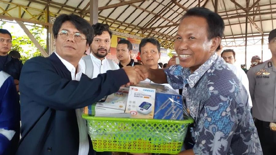 Melihat kegiatan pembersihan lingkungan di daerah lokasi terdampak ceceran minyak.