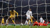 Kecerobohan Keylor Navas mengantisipasi bola kiriman Douglas Costa berujung pada gol Blaise Matuidi pada menit ke-60. Juventus menyamakan skor agregat menjadi 3-3. (REUTERS/Paul Hanna)