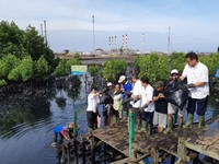 FOTO: Bos Pertamina Kunjungi Korban Minyak Tumpah Balikpapan