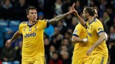 Ketertinggalan tiga gol langsung dipangkas Juventus ketika pertandingan baru berjalan dua menit. Mario Mandzukic berhasil mencetak gol memanfaatkan umpan Sami Khedira. (REUTERS/Paul Hanna)