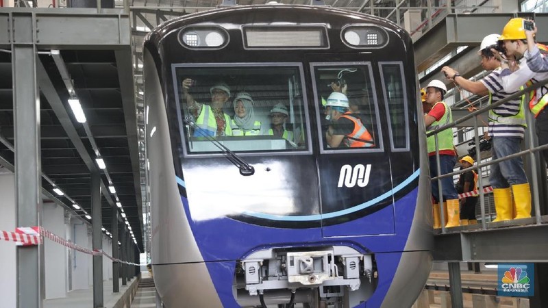 Sebanyak 12 gerbong kereta Mass Rapid Transit (MRT) rangkaian pertama, tiba di Depo Lebak Bulus.