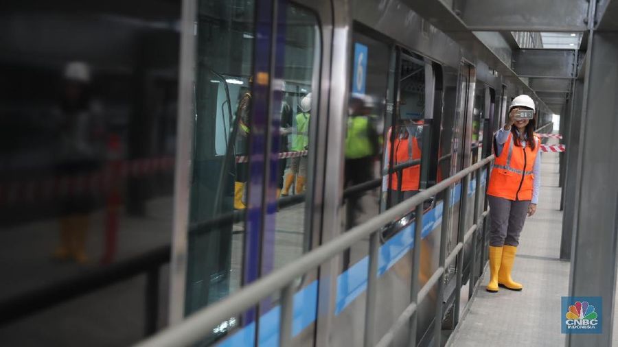 Sebanyak 12 gerbong kereta Mass Rapid Transit (MRT) rangkaian pertama, tiba di Depo Lebak Bulus.