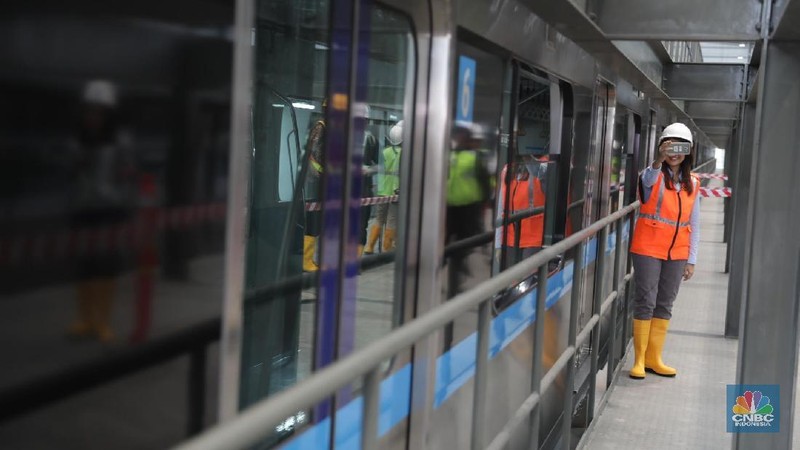 Sebanyak 12 gerbong kereta Mass Rapid Transit (MRT) rangkaian pertama, tiba di Depo Lebak Bulus.