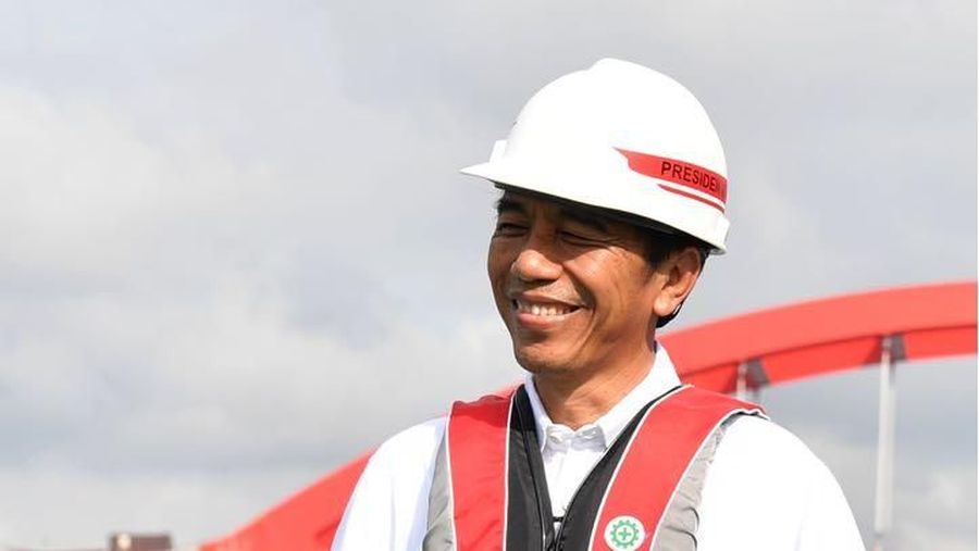 Pembangunan jembatan Holtekamp di Jayapura, Papua, yang diperkirakan akan selesai pada akhir 2018 diharapkan mampu memicu perekonomian di kawasan setempat. Demikian disampaikan Presiden Joko Widodo saat meninjau pembangunan jembatan Holtekamp pada Kamis, 12 April 2018. (Biro Pers Kepresidenan)
