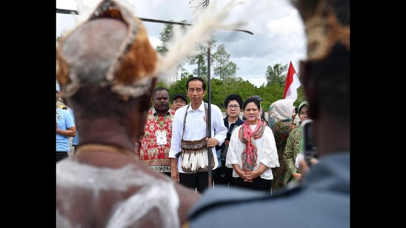 Presiden dan Ibu Iriana menumpangi Pesawat Kepresidenan Indonesia-1 dari Jayapura menuju Kabupaten Mimika