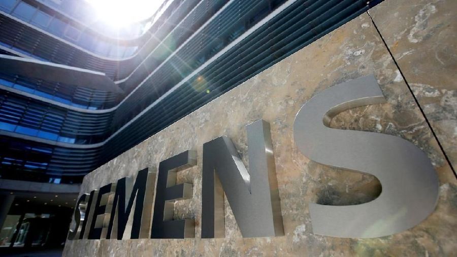 FILE PHOTO: The Siemens AG headquarters is seen in Munich, Germany, June 14, 2016. REUTERS/Michaela Rehle