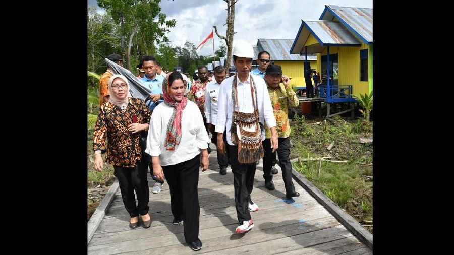 Presiden dan Ibu Iriana menumpangi Pesawat Kepresidenan Indonesia-1 dari Jayapura menuju Kabupaten Mimika