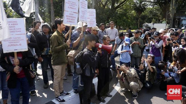 Ricuh Demo Mahasiswa Unnes, Mobil Rektor Tabrak Mahasiswa
