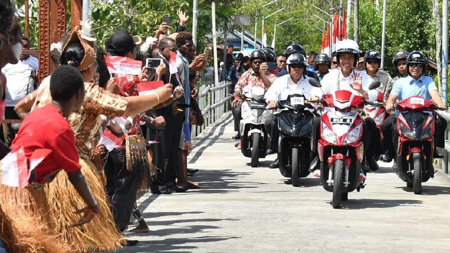 Presiden dan Ibu Iriana menumpangi Pesawat Kepresidenan Indonesia-1 dari Jayapura menuju Kabupaten Mimika