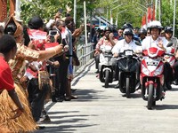 FOTO: Mesranya Jokowi dan Iriana Boncengan di Asmat