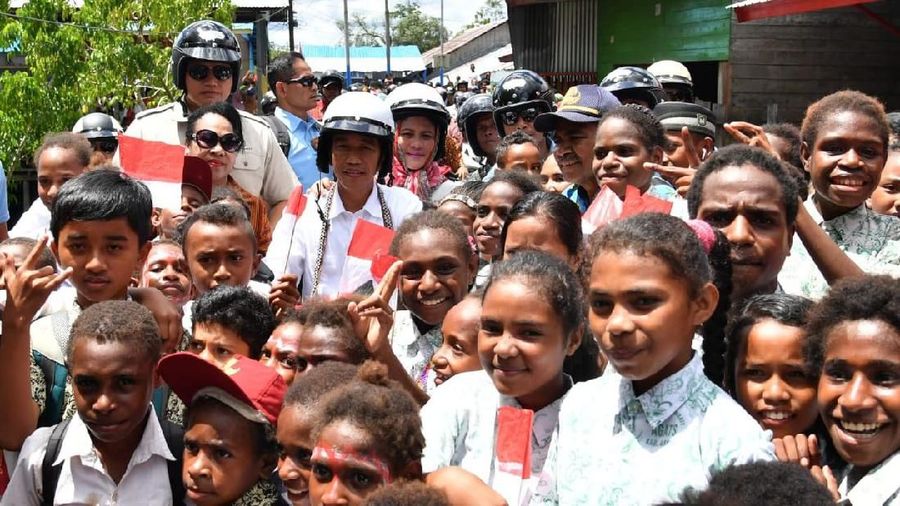 Presiden dan Ibu Iriana menumpangi Pesawat Kepresidenan Indonesia-1 dari Jayapura menuju Kabupaten Mimika